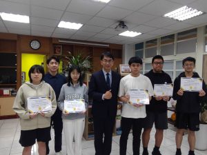 2026-03-27 頒發寒假科普STEAM探究實作營~擔任課堂助理~服務學習證明代表照片