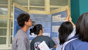 2026-02-24 校內科展三部曲之二~科展學生貼海報代表照片
