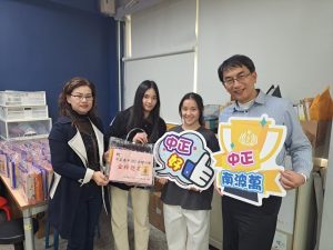 2024-1227家長及家長會給高三學生考前鼓勵代表照片