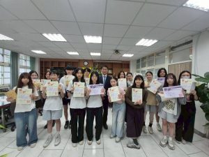 114-2閱讀心得與小論文頒獎代表照片