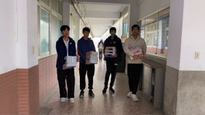 2026-01-23 高二學生畢旅結束全班一起合作來領114-2 教科書代表照片